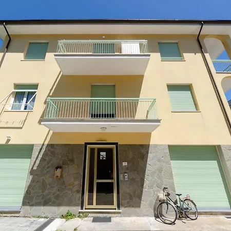 Apartment Altido Apt For 4, Near Centre, And Train Station *